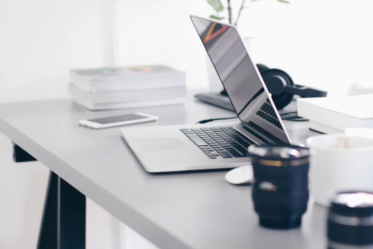 Zakelijke werkplek met laptop — ICT-beheer door A.Decompress in Zwijndrecht